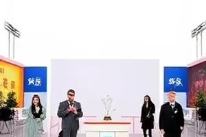 选角现场排队的演员与桌上的编号牌