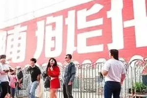 深夜办公区里亮着的多块数据监控屏