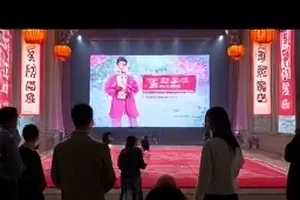 综艺片头重录现场的绿幕与提示器