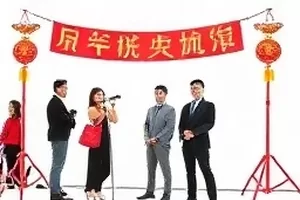 红毯后台通道内匆忙走动的工作人员背影