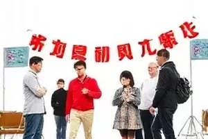 铺满桌面的时间线便签与红线标记